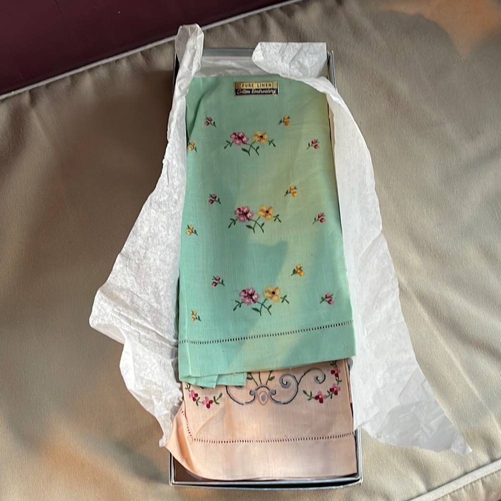 4 pieces - New Excellent Condition Irish Linens